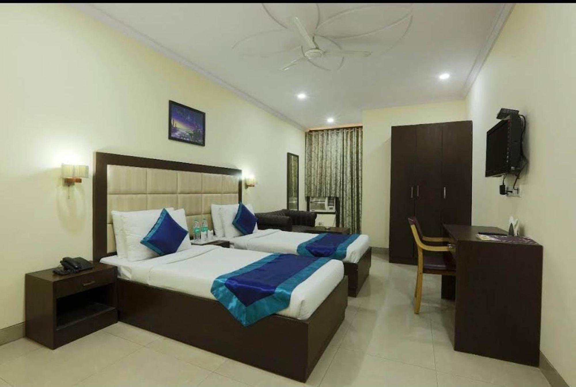 Airport Hotel Mahal New Delhi Exterior photo